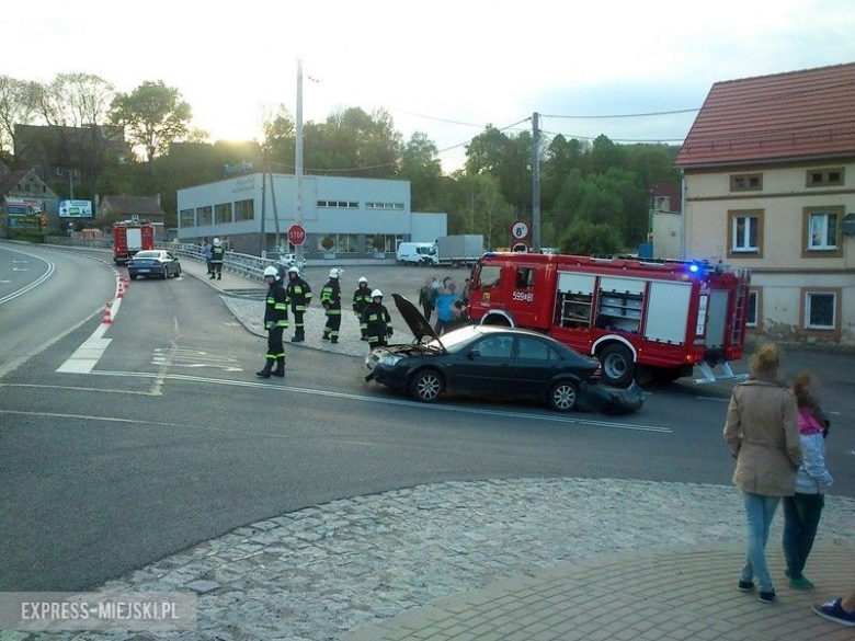 W zdarzeniu brały udział dwa pojazdy, jedna osoba została zabrana do szpitala