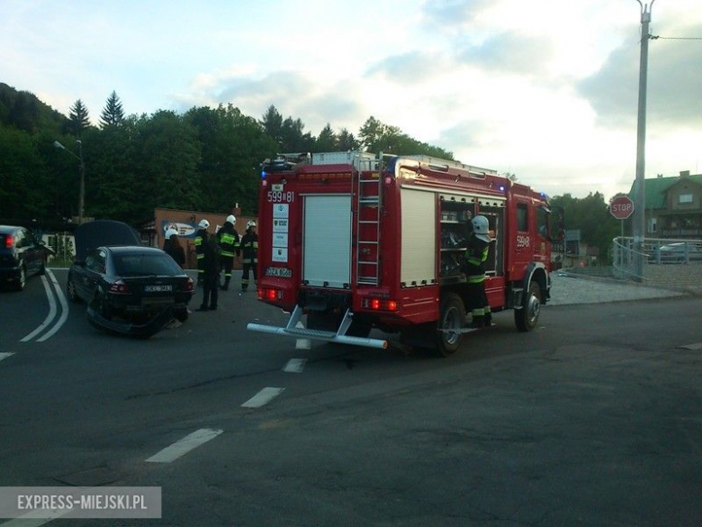 W zdarzeniu brały udział dwa pojazdy, jedna osoba została zabrana do szpitala