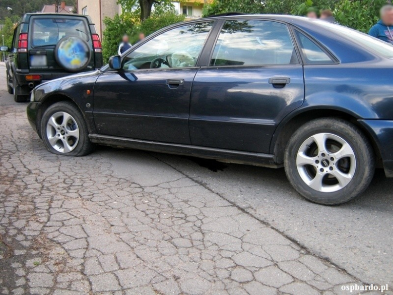 Samochód uderzył w krawężnik i stanął w poprzek drogi