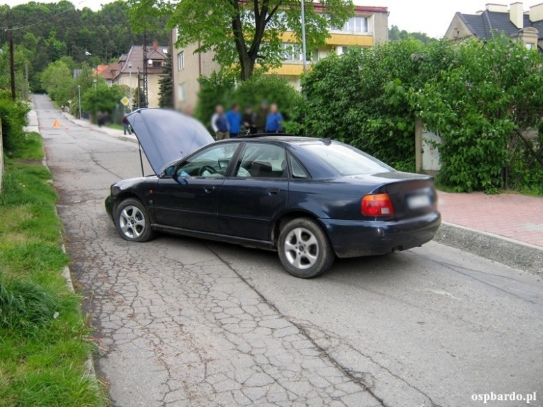 Samochód uderzył w krawężnik i stanął w poprzek drogi