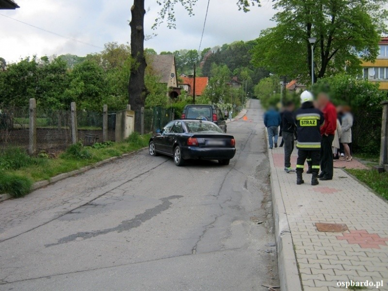 Samochód uderzył w krawężnik i stanął w poprzek drogi