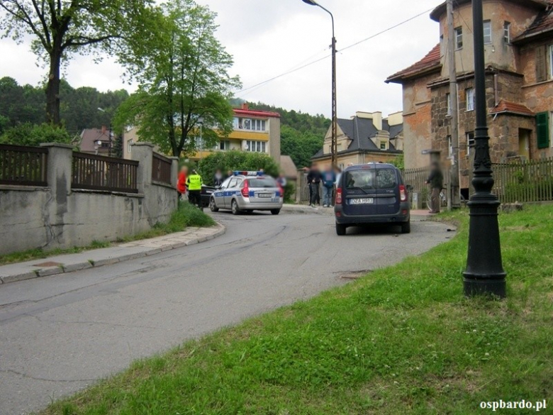 Samochód uderzył w krawężnik i stanął w poprzek drogi