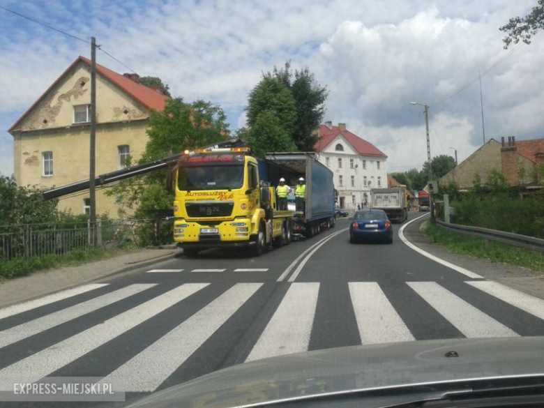 Trwają czynności związane z usuwaniem z drogi samochodu ciężarowego