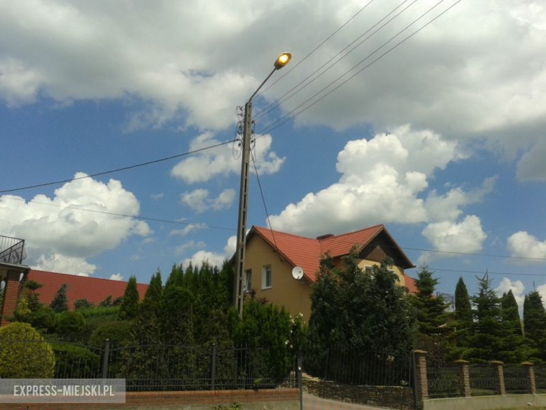 Latarnie uliczne świecą cały dzień w miejscowości Niedźwiednik