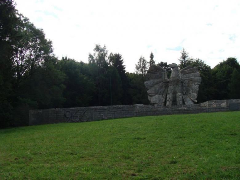 Mur otaczający pomnik Orła Piastowskiego w Ziębicach