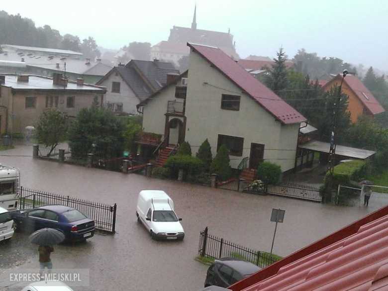 Zalana ul. Zamkowa w Kamieńcu Ząbkowickim