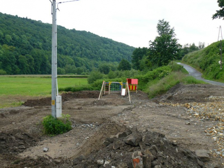 Tak plac zabaw wyglądał na początku czerwca. Teraz nawierzchnia jest pokryta piaskiem, jednak mieszkańcy narzekają