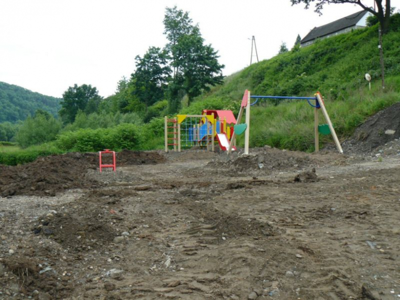 Tak plac zabaw wyglądał na początku czerwca. Teraz nawierzchnia jest pokryta piaskiem, jednak mieszkańcy narzekają