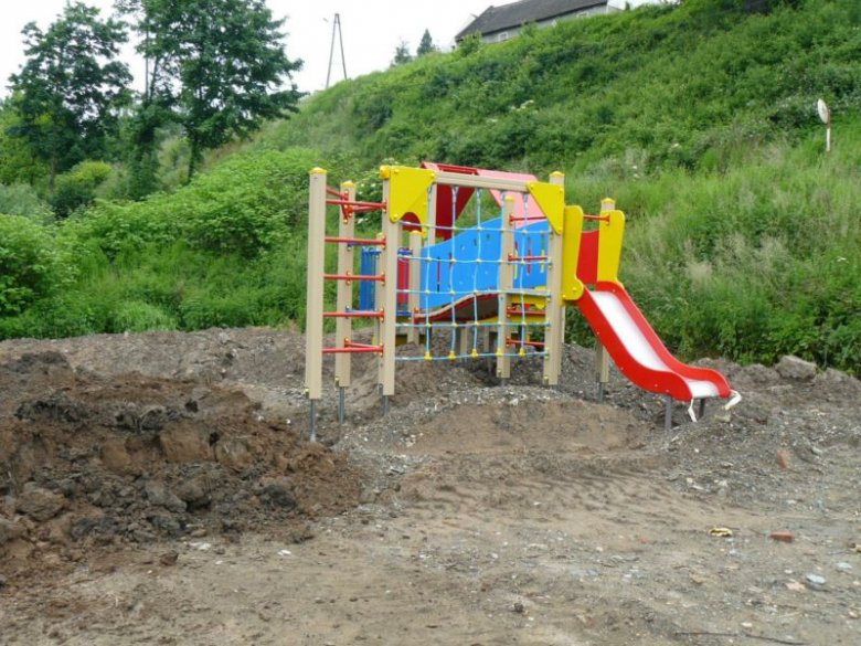 Tak plac zabaw wyglądał na początku czerwca. Teraz nawierzchnia jest pokryta piaskiem, jednak mieszkańcy narzekają