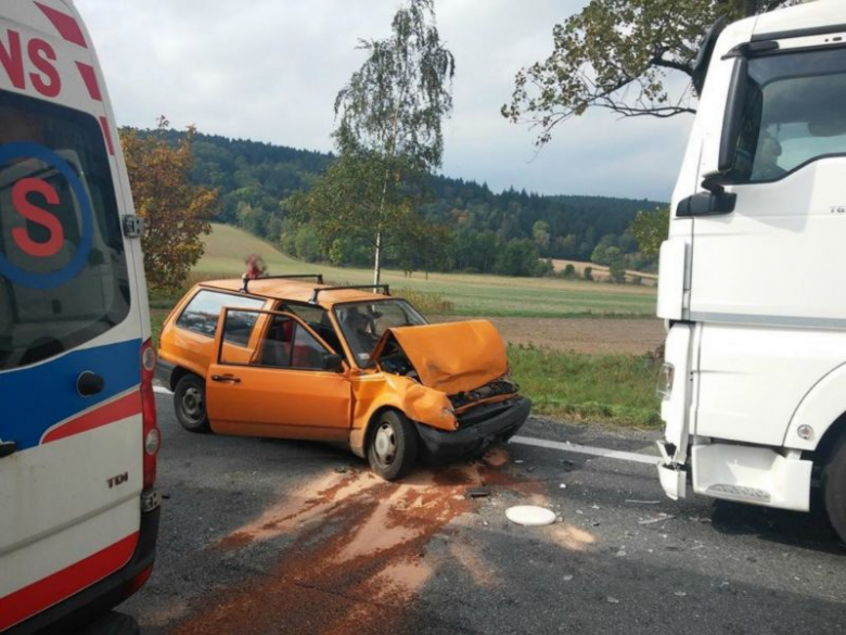 W zderzeniu osobówki z cysterną ucierpiała jedna osoba. Trafiła ona do szpitala