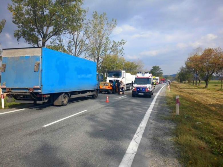 W zderzeniu osobówki z cysterną ucierpiała jedna osoba. Trafiła ona do szpitala