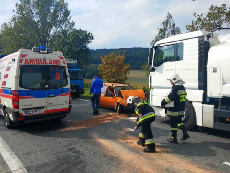 W zderzeniu osobówki z cysterną ucierpiała jedna osoba. Trafiła ona do szpitala