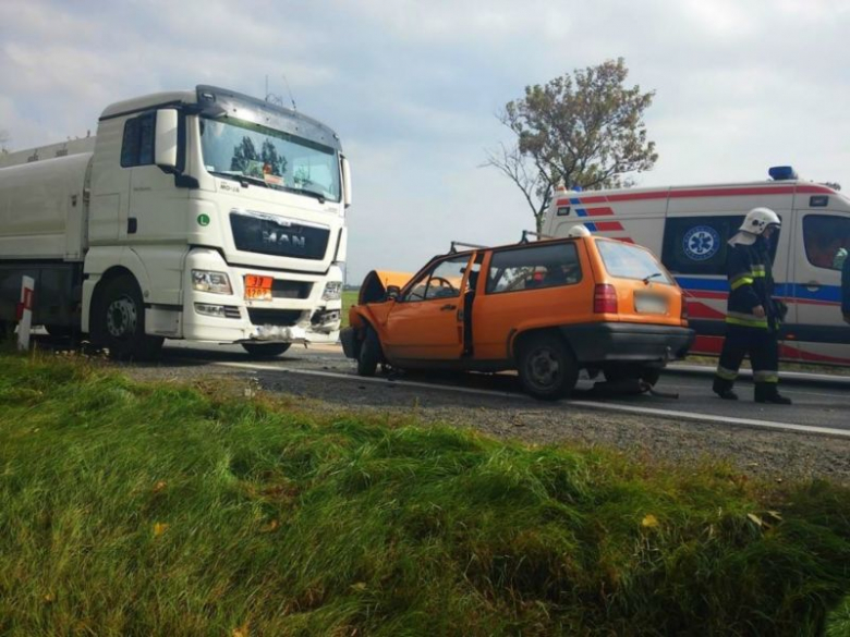 W zderzeniu osobówki z cysterną ucierpiała jedna osoba. Trafiła ona do szpitala