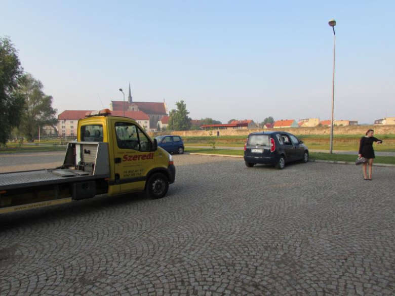 Zdewastowane auto, które kobieta zastała w sobotę rano