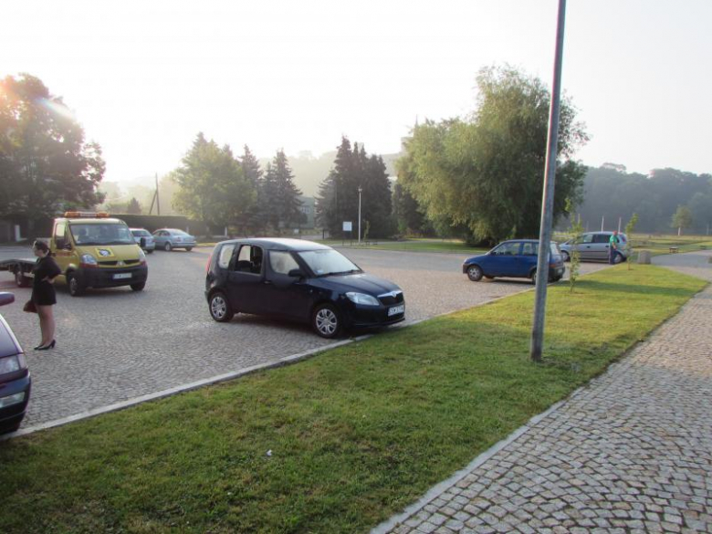 Zdewastowane auto, które kobieta zastała w sobotę rano