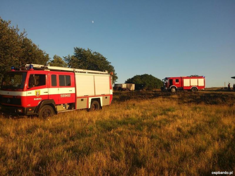 Pożar zauważył właściciel pobliskiego domu i pól. Przed przybyciem strażaków sam starał się gasić pożar przy pomocy węża ogrodowego