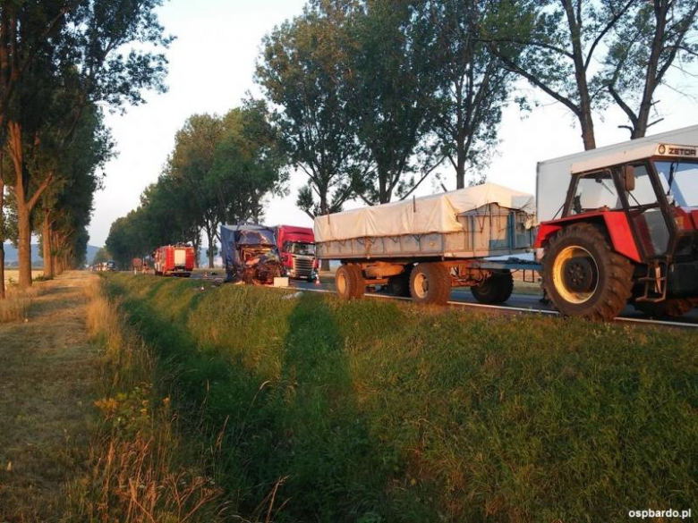 Zderzenie busa z ciągnikiem na „ósemce”