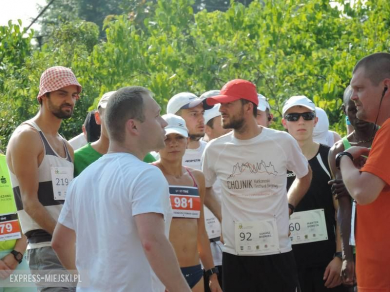 Zawodnicy rywalizowali w ogromnym upale. Widzowie, obserwujący poczynania zawodników oblewali ich wodą z węży ogrodowych