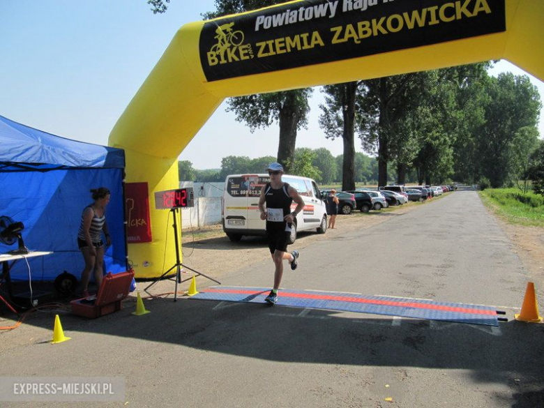 Zawodnicy rywalizowali w ogromnym upale. Widzowie, obserwujący poczynania zawodników oblewali ich wodą z węży ogrodowych