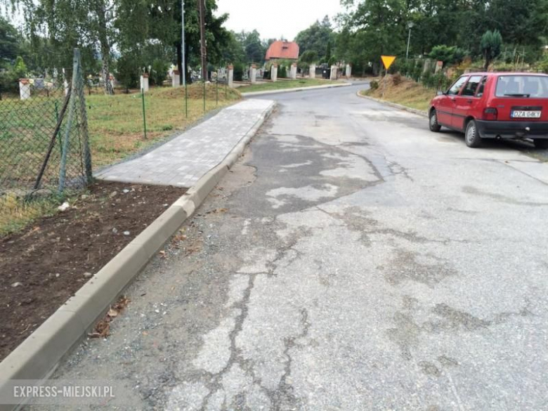 Nowy kawałek chodnika na skrzyżowaniu ulic Jagiellońskiej i Cmentarnej