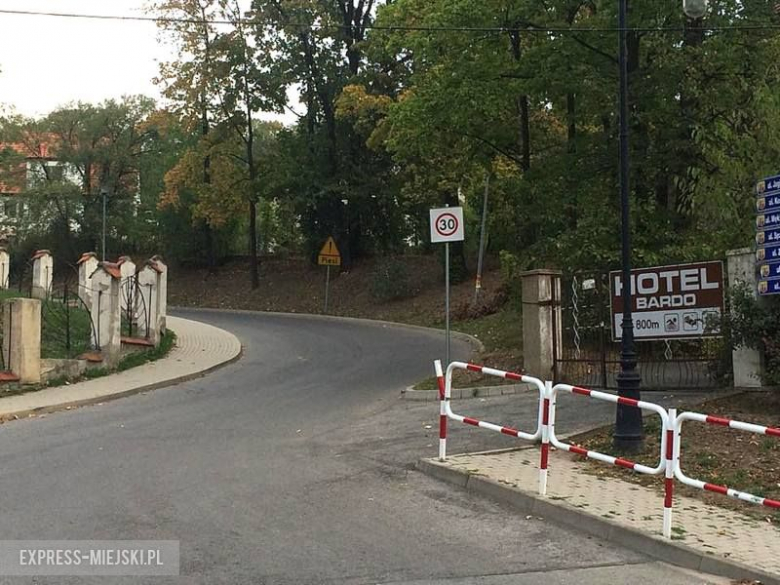 Od 24 września obowiązuje zmiana organizacji ruchu. Niektórzy kierowcy wciąż jeżdżą na pamięć, a urzędnicy apelują o zwracanie uwagi na nowe znaki drogowe