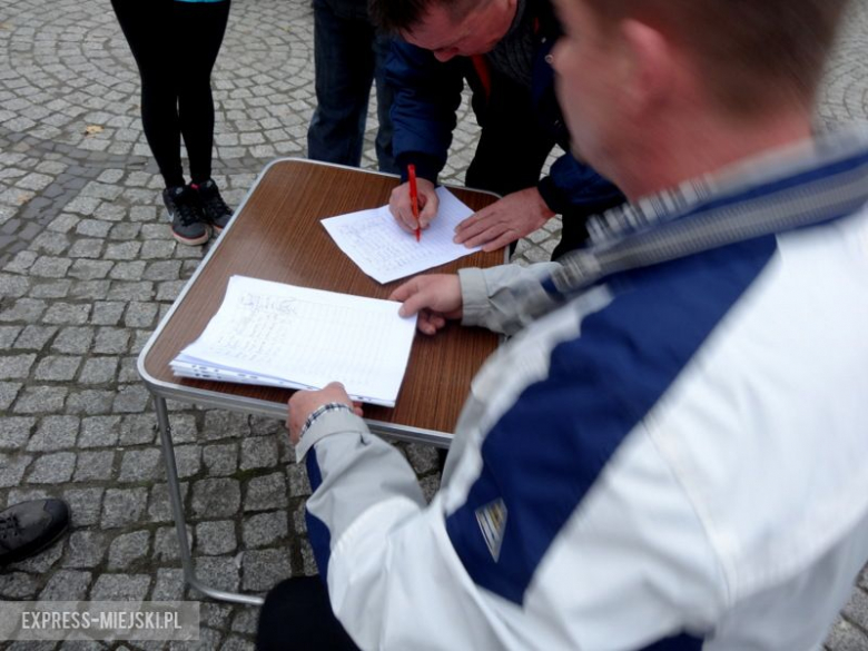 Protestujący na ząbkowickim rynku