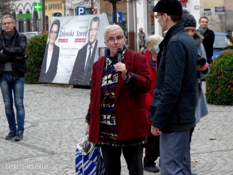 Protestujący na ząbkowickim rynku