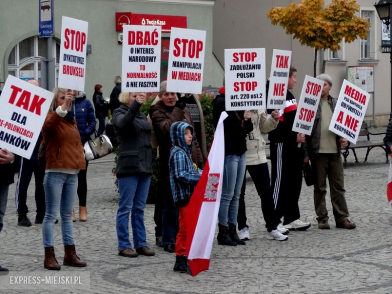 Protestujący na ząbkowickim rynku