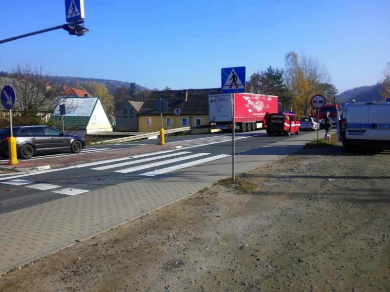 Ciężarówka wjechała w tył samochodu osobowego. Siła była tak duża, że mitsubishi znalazło się kilkanaście metrów dalej