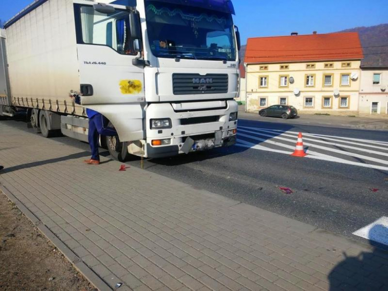 Ciężarówka wjechała w tył samochodu osobowego. Siła była tak duża, że mitsubishi znalazło się kilkanaście metrów dalej