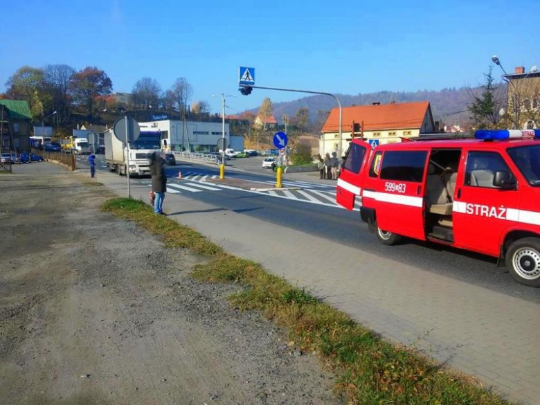 Ciężarówka wjechała w tył samochodu osobowego. Siła była tak duża, że mitsubishi znalazło się kilkanaście metrów dalej