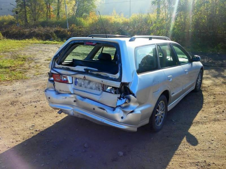 Ciężarówka wjechała w tył samochodu osobowego. Siła była tak duża, że mitsubishi znalazło się kilkanaście metrów dalej