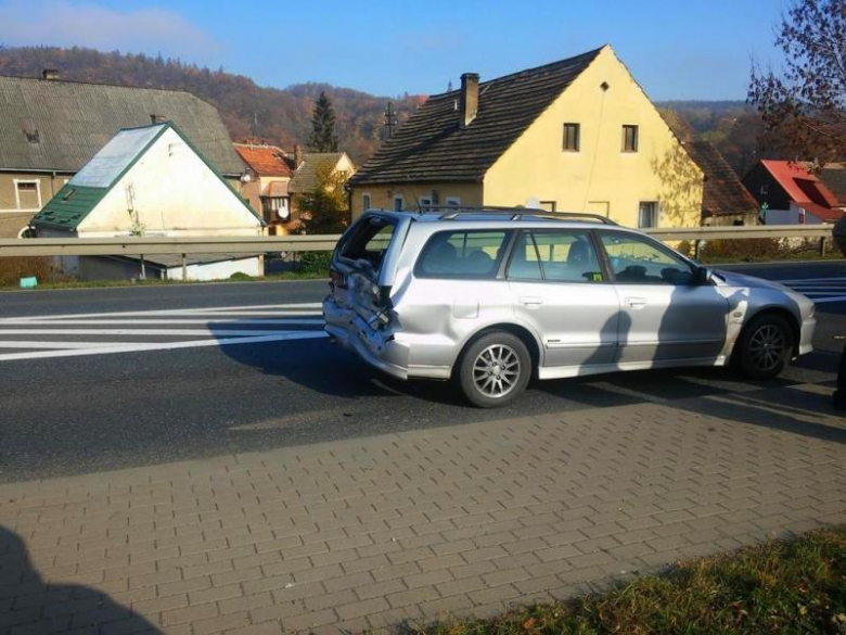 Ciężarówka wjechała w tył samochodu osobowego. Siła była tak duża, że mitsubishi znalazło się kilkanaście metrów dalej