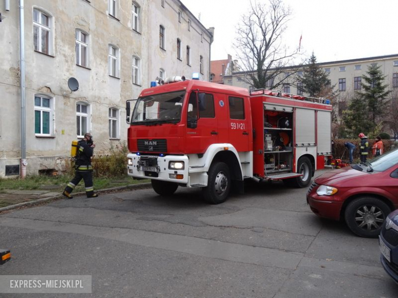 Pożar mieszkania w Ząbkowicach Śląskich. Dwie osoby zostały przetransportowane do szpitala