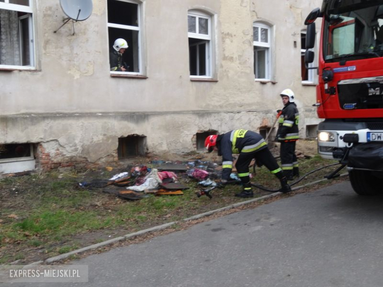 Pożar mieszkania w Ząbkowicach Śląskich. Dwie osoby zostały przetransportowane do szpitala