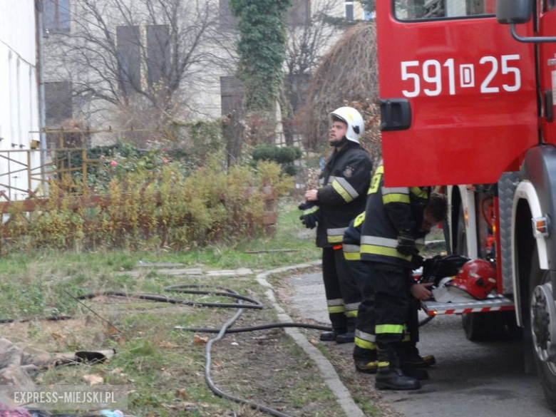 Pożar mieszkania w Ząbkowicach Śląskich. Dwie osoby zostały przetransportowane do szpitala