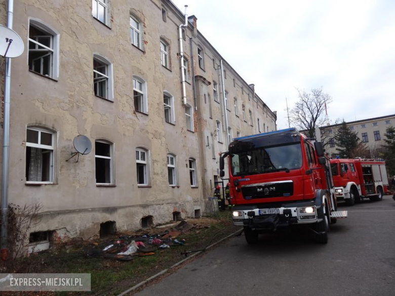 Pożar mieszkania w Ząbkowicach Śląskich. Dwie osoby zostały przetransportowane do szpitala