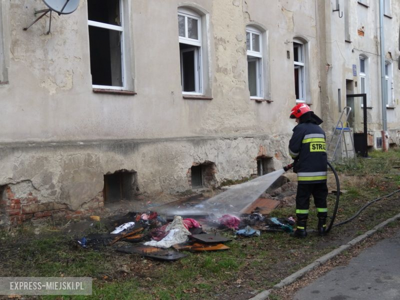 Pożar mieszkania w Ząbkowicach Śląskich. Dwie osoby zostały przetransportowane do szpitala