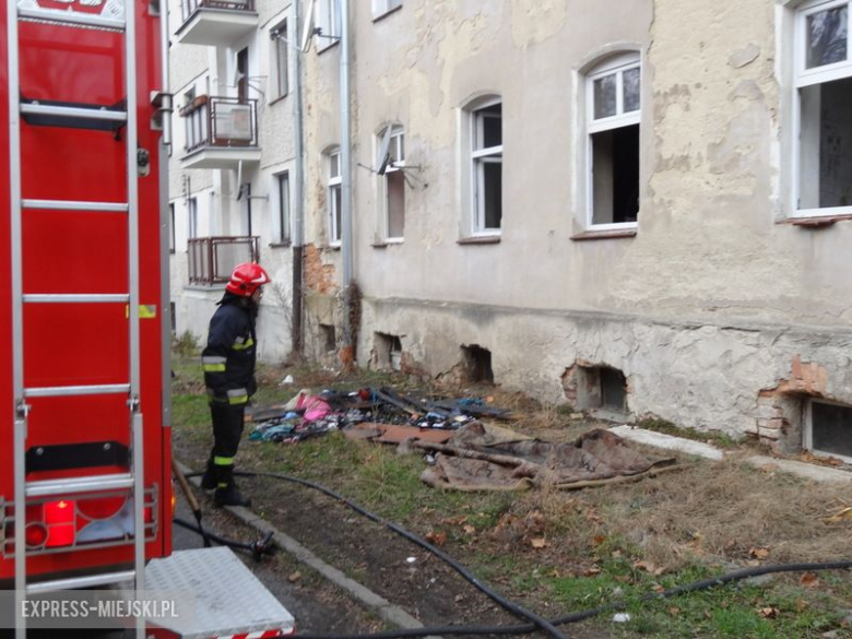 Pożar mieszkania w Ząbkowicach Śląskich. Dwie osoby zostały przetransportowane do szpitala