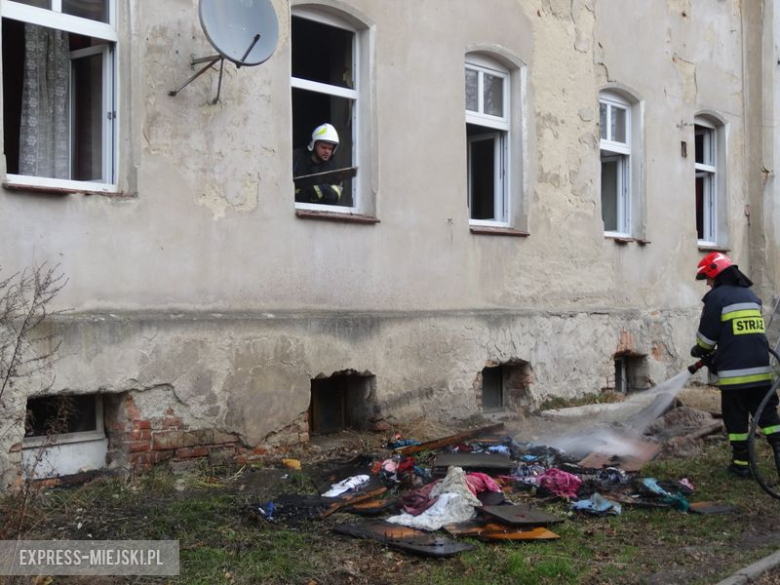 Pożar mieszkania w Ząbkowicach Śląskich. Dwie osoby zostały przetransportowane do szpitala