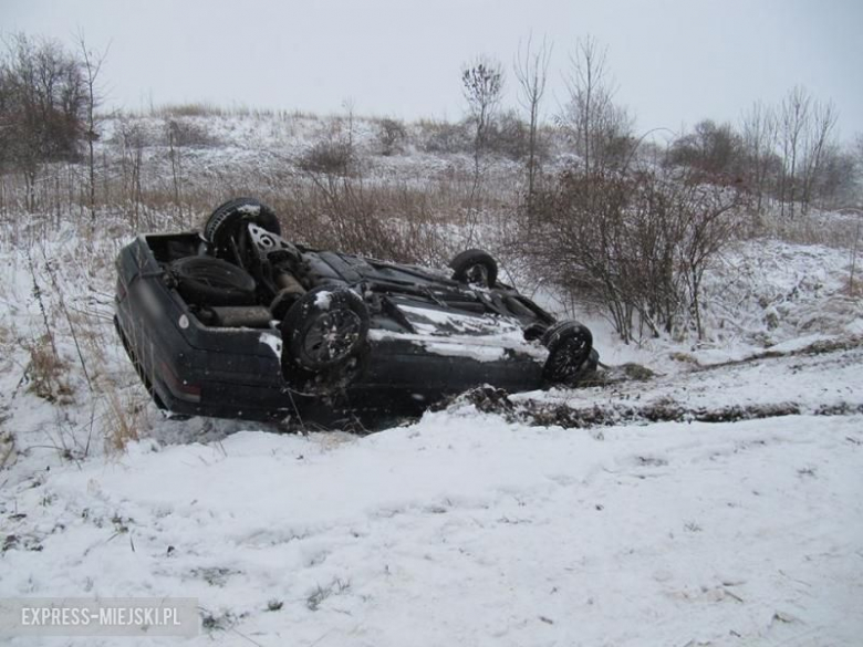 Kierujący pojazdem mężczyzna stracił panowanie nad autem i wypadł z drogi