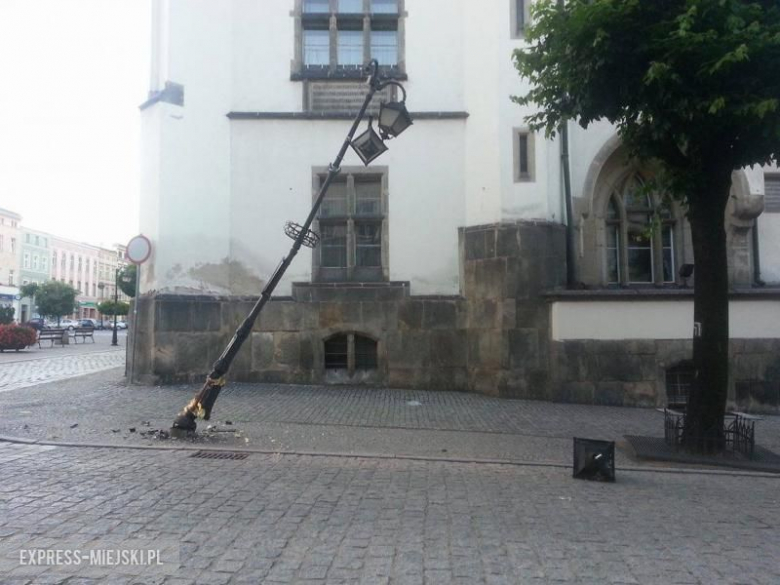 Uszkodzona latarnia na ząbkowickim rynku