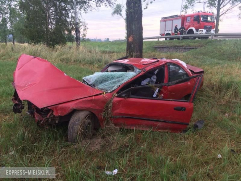 Jadący hondą mężczyzna miał sporo szczęścia. Wypadł z trasy, przeleciał przez ciek wodny, otarł się o drzewo i zakończył podróż na przydrożnym polu