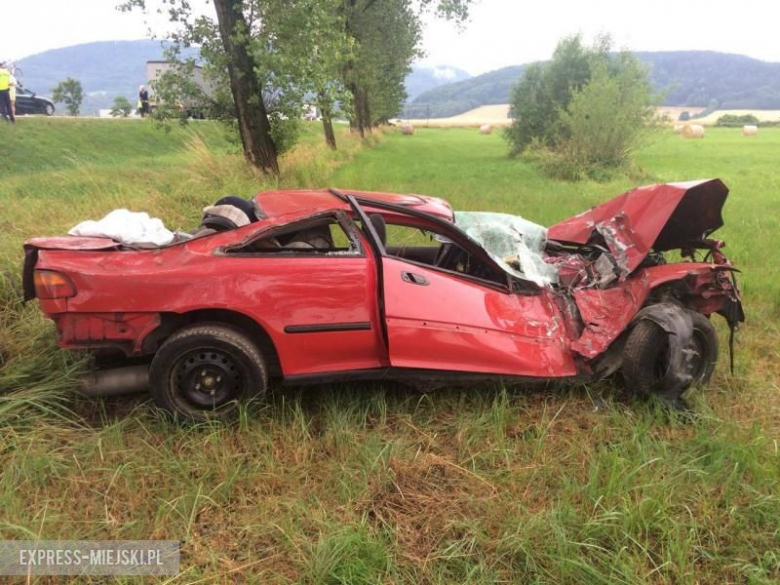 Jadący hondą mężczyzna miał sporo szczęścia. Wypadł z trasy, przeleciał przez ciek wodny, otarł się o drzewo i zakończył podróż na przydrożnym polu