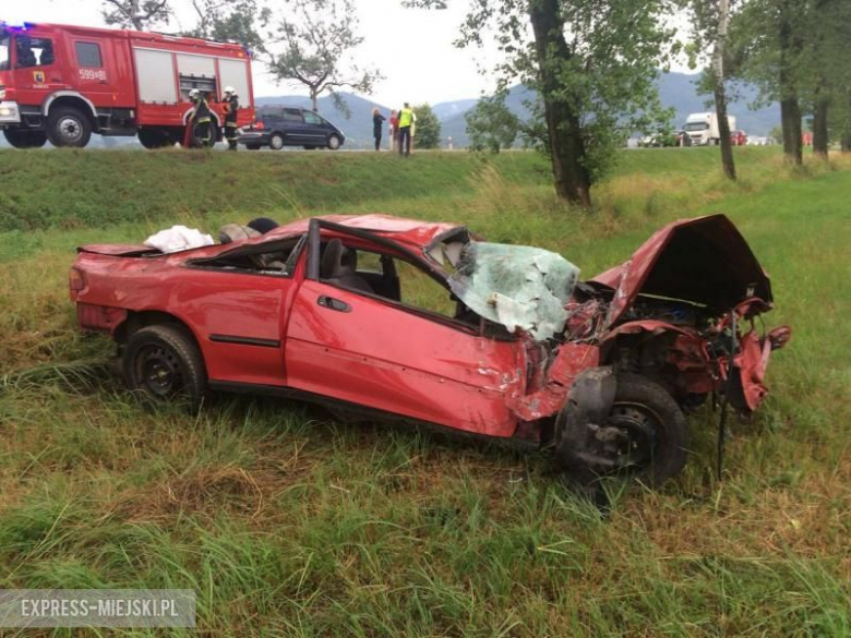 Jadący hondą mężczyzna miał sporo szczęścia. Wypadł z trasy, przeleciał przez ciek wodny, otarł się o drzewo i zakończył podróż na przydrożnym polu