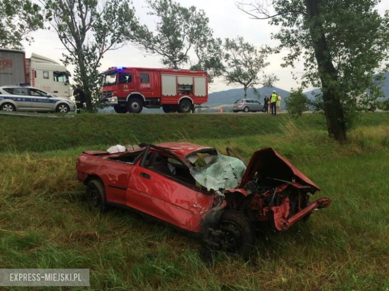 Jadący hondą mężczyzna miał sporo szczęścia. Wypadł z trasy, przeleciał przez ciek wodny, otarł się o drzewo i zakończył podróż na przydrożnym polu