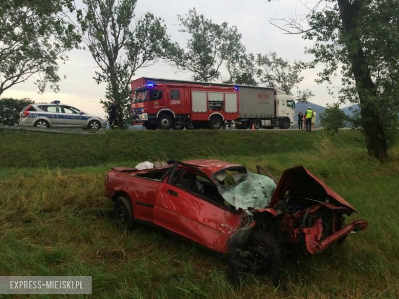 Jadący hondą mężczyzna miał sporo szczęścia. Wypadł z trasy, przeleciał przez ciek wodny, otarł się o drzewo i zakończył podróż na przydrożnym polu