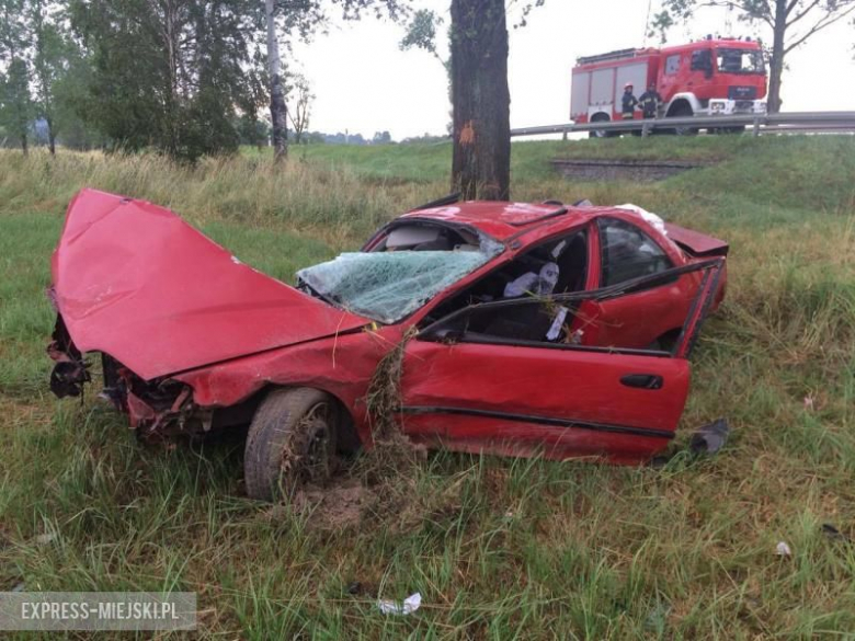 Jadący hondą mężczyzna miał sporo szczęścia. Wypadł z trasy, przeleciał przez ciek wodny, otarł się o drzewo i zakończył podróż na przydrożnym polu