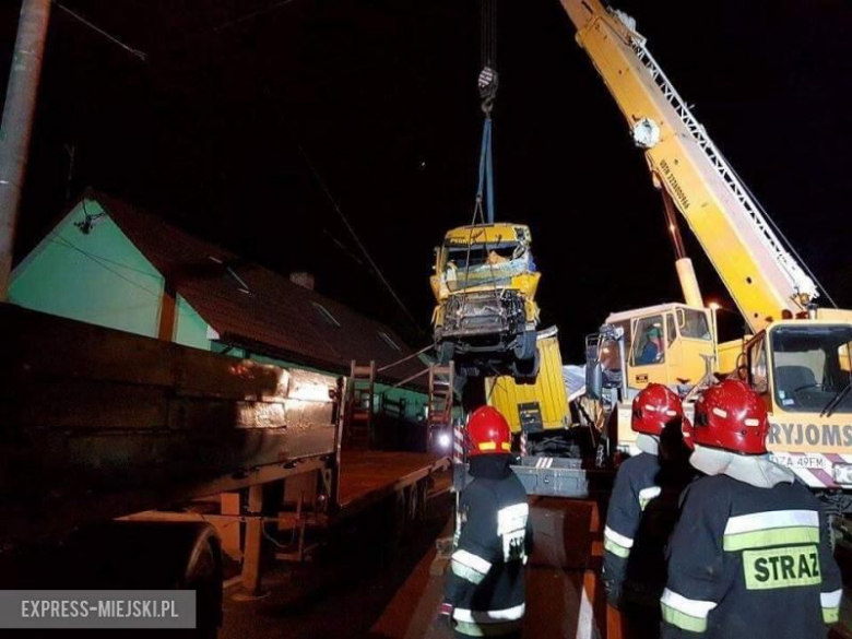 Kolizja w Mąkolnie. Droga zablokowana, ciężarówka blokuje dwa pasy jezdni