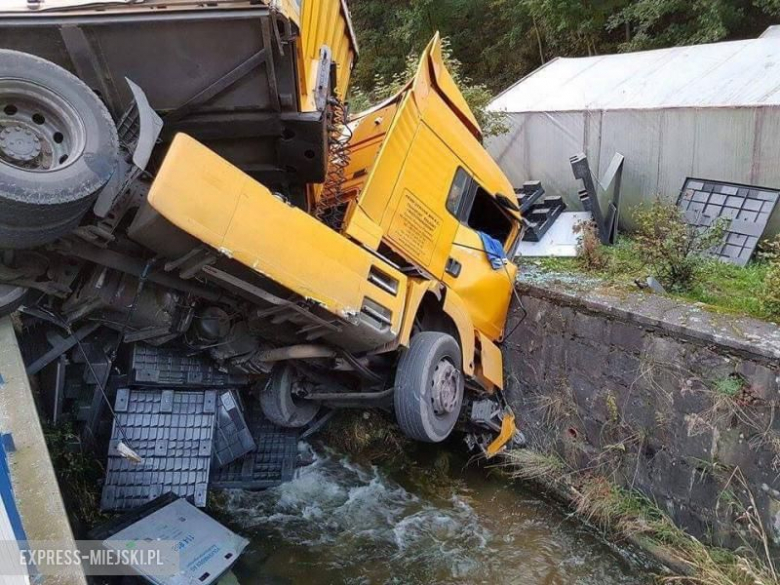 Kolizja w Mąkolnie. Droga zablokowana, ciężarówka blokuje dwa pasy jezdni